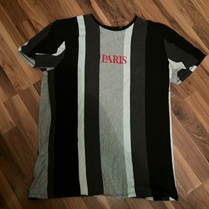 Selling this amazing Paris t-shirt made by rue 21 for men in good condition.